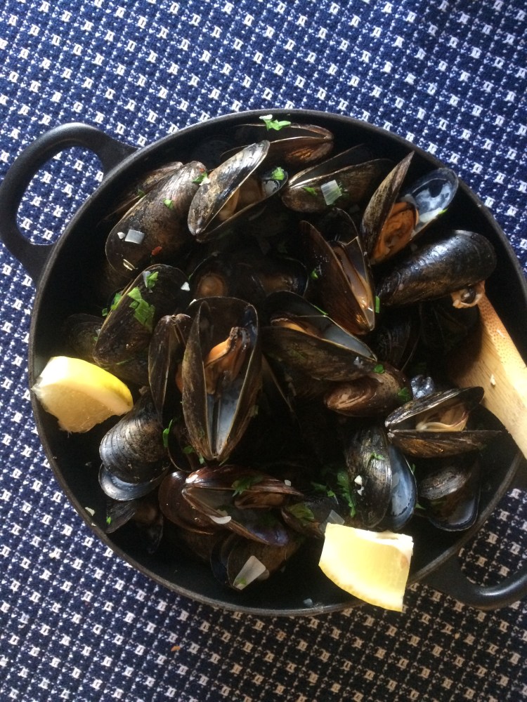 Steamed Mussels with Wine, Garlic and Parsley