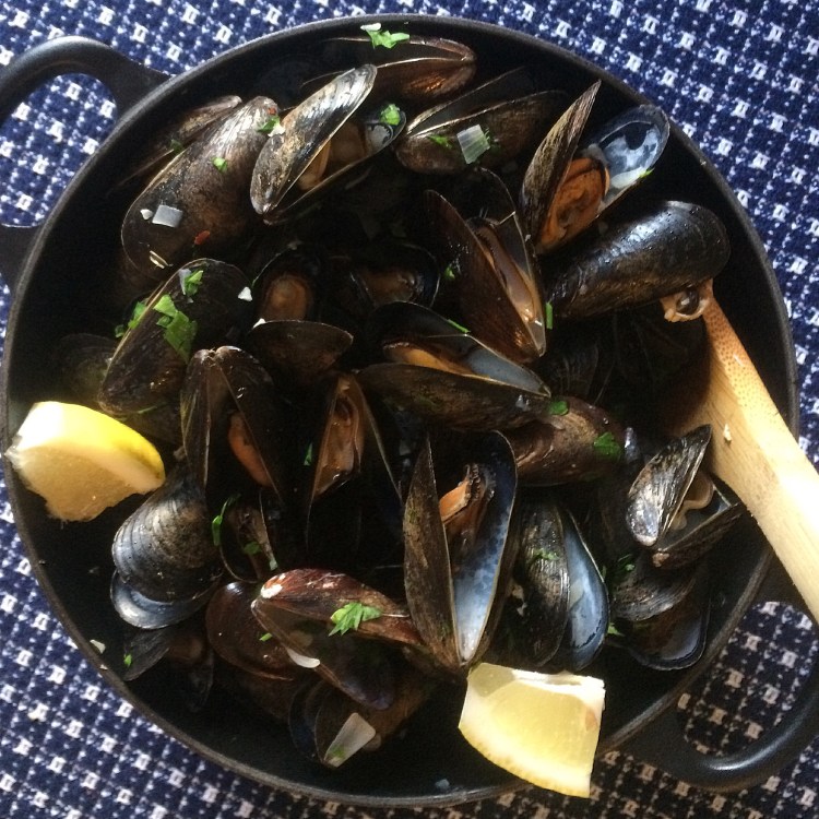 Steamed Mussels with Wine, Garlic and Parsley
